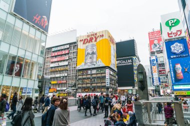 Osaka, Japonya - 19 Kasım 2016: Bir grup insan shopp için yürüyüş