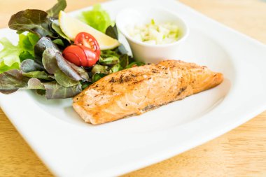 Somon steak salata ile