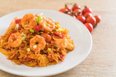 Kore baharatlı sos ve karides kızarmış pilav