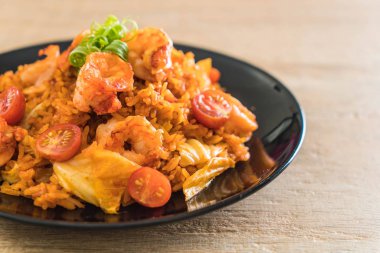 Kore baharatlı sos ve karides kızarmış pilav