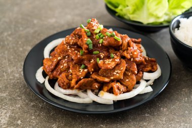 Baharatlı Kore soslu (bulgogi kızarmış domuz eti)