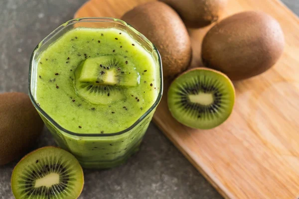 Frullato di kiwi fresco sano in vetro — Foto Stock