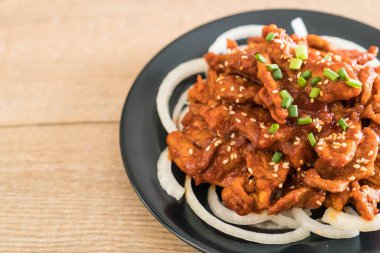 Baharatlı Kore soslu (bulgogi kızarmış domuz eti)