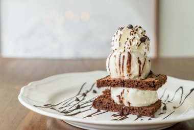 vanilyalı dondurma ile çikolatalı kek