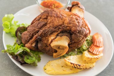 Gevrek domuz knuckle veya Alman domuz Hocks