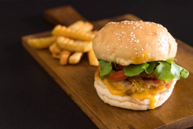 Ev yapımı taze lezzetli burger Close-Up 