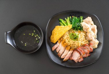 Yumurta noodle kırmızı kızarmış domuz, gevrek domuz eti, köfte ve çorba ile 