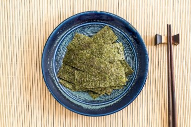 plaka üzerinde kurutulmuş yosun