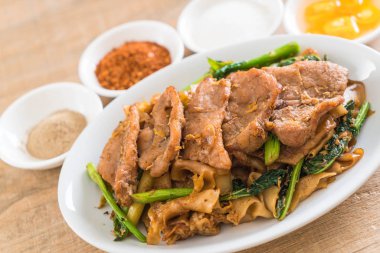 soya sosu ve domuz kızarmış noodle 