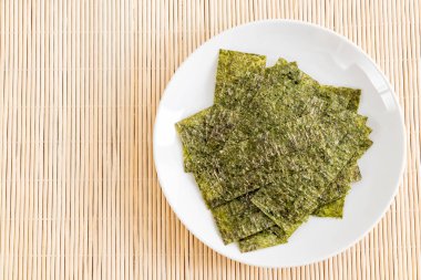 plaka üzerinde kurutulmuş yosun