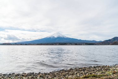 Japonya 'daki Kawaguchiko Gölü' nde Fuji Dağı..