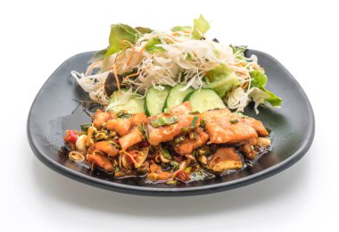 Kızarmış somon baharatlı salata