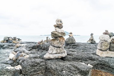 taş Hyeopjae Plajı, Jeju Adası'nda bazaltik buzlu kule