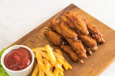 Kızarmış tavuk kanadı.