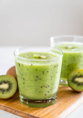 Sağlıklı taze kivi smoothie cam