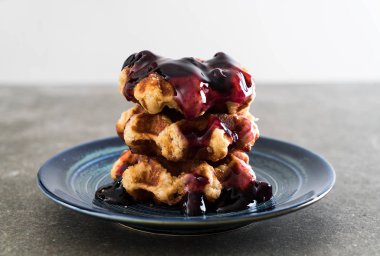 yaban mersini sosu ile waffle 