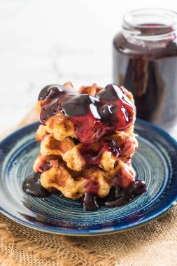 yaban mersini sosu ile waffle 