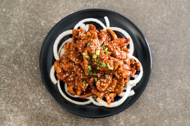 Baharatlı Kore soslu (bulgogi kızarmış domuz eti)