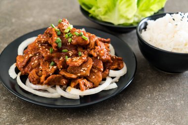 Baharatlı Kore soslu (bulgogi kızarmış domuz eti)