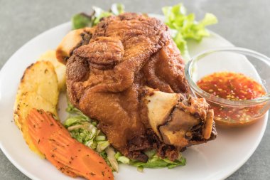 Gevrek domuz knuckle veya Alman domuz Hocks