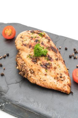 Kayrak plaka üzerinde ızgara tavuk fileto