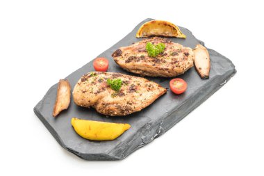 Kayrak plaka üzerinde ızgara tavuk fileto