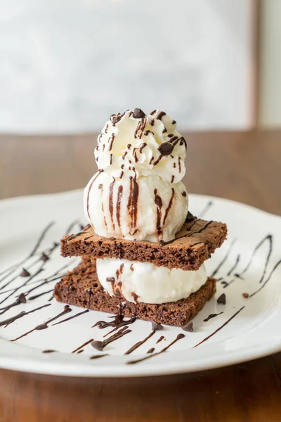 vanilyalı dondurma ile çikolatalı kek