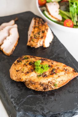 Izgara tavuk filetosu. 