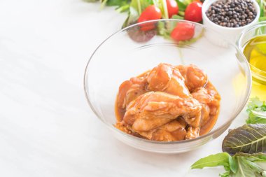 sos ile marine edilmiş tavuk