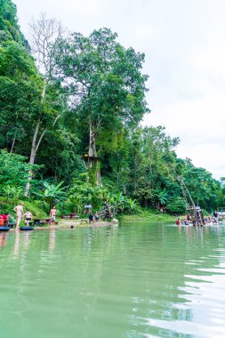 Vangvieng, Laos 13 Mayıs 2017: Turist Blue Lagoon tadını çıkarın