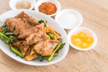 soya sosu ve domuz kızarmış noodle 