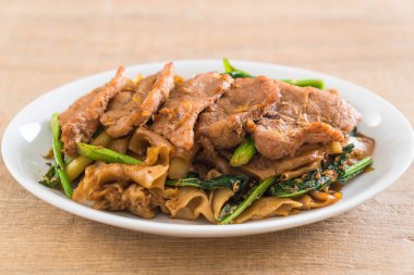 soya sosu ve domuz kızarmış noodle 