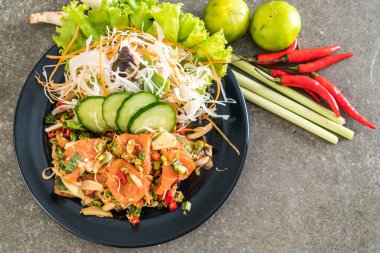 taze somon çiğ baharatlı salata