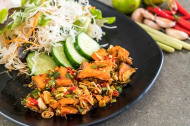 Kızarmış somon baharatlı salata