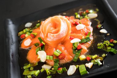 taze somon çiğ baharatlı salata