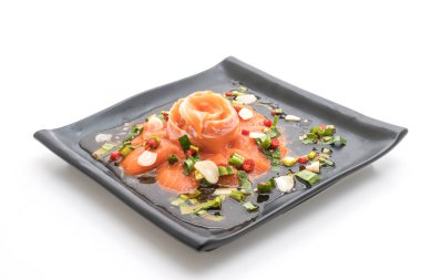 taze somon çiğ baharatlı salata