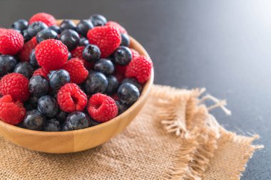 taze yaban mersini ve rasberry 