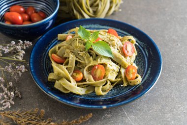 ıspanak fettuccine domates ile