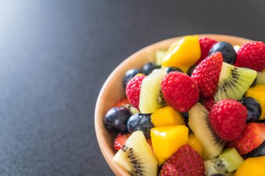 karışık taze meyve (çilek, ahududu, yaban mersini, kivi, mang
