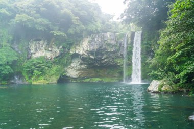 Jeju adasında Cheonjiyeon şelaleler