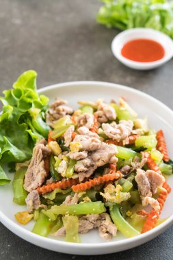 Tavada kızartılmış Shanghai Noodle domuz eti ile