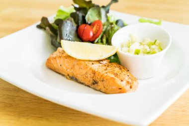 Somon steak salata ile