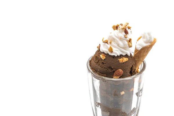 유리에 chocolated 아이스크림의 국자 — 스톡 사진