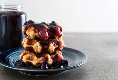 yaban mersini sosu ile waffle 