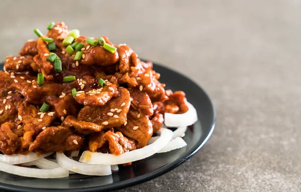 Gebakken varkensvlees met pikante Koreaanse saus (bulgogi) — Stockfoto