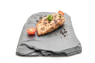 Kayrak plaka üzerinde ızgara tavuk fileto