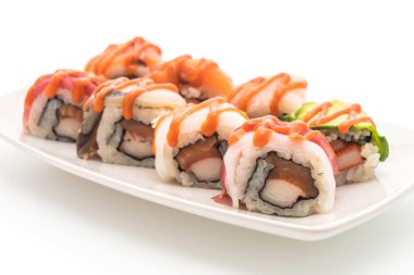 karışık suşi rulo ile baharatlı sos - Japon gıda tarzı