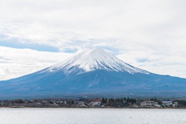 Japonya 'daki Kawaguchiko Gölü' nde Fuji Dağı..
