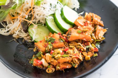 Kızarmış somon baharatlı salata