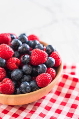 taze yaban mersini ve rasberry 